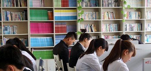 成都指南針職業(yè)學校雙流校區(qū)-圖書室