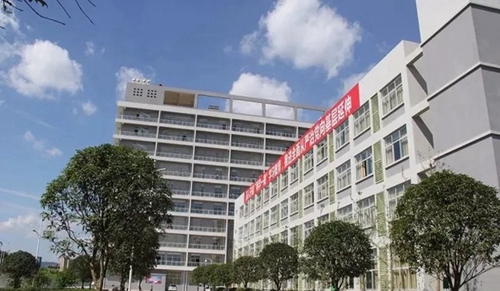 四川省宜賓衛(wèi)生學(xué)校高大、氣派的實(shí)訓(xùn)大樓