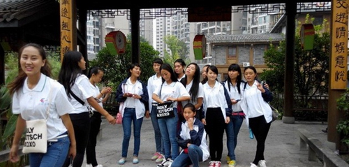 宜賓上寧縣職業(yè)高級(jí)中學(xué)校（長(zhǎng)寧縣職業(yè)技術(shù)學(xué)校）9+3的同學(xué)們參觀南溪古鎮(zhèn)（2）