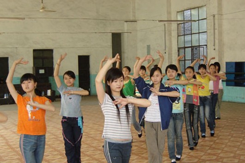 萬源市職業(yè)高級中學學生正在上體操課