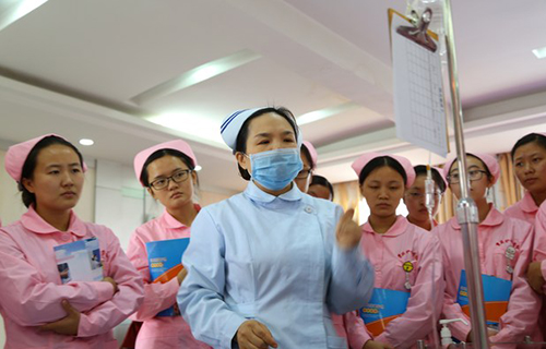 重慶市護士學校（魚洞護士學校）專業(yè)教師現(xiàn)場講解