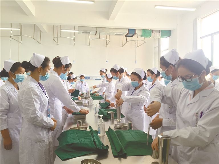 重慶南丁衛(wèi)生學校護士專業(yè)學子在工作