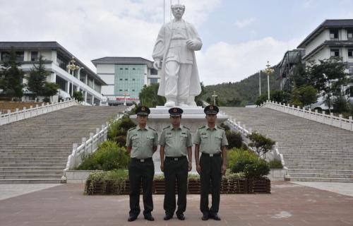 昆明衛(wèi)生職業(yè)學院人民武裝部合影