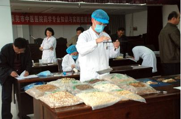藥學(xué)醫(yī)生在工作