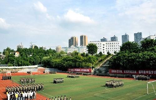 重慶工商學(xué)校學(xué)生軍訓(xùn)