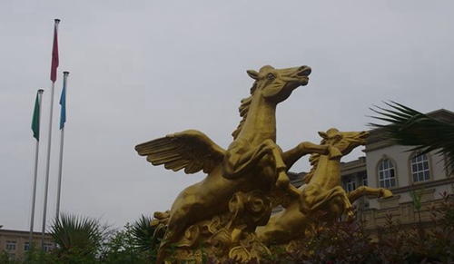 四川文軒職業(yè)學(xué)校廣場(chǎng)飛馬