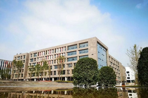 四川衛(wèi)生康復(fù)職業(yè)學(xué)院新校區(qū)倒影
