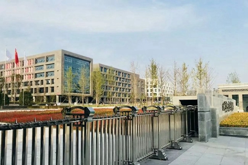 四川衛(wèi)生康復(fù)職業(yè)學(xué)院新校區(qū)校門側(cè)面