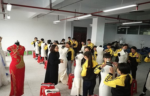 重慶市秀山職教中心服裝設(shè)計(jì)與工藝 重慶市秀山職教中心服裝設(shè)計(jì)與工藝