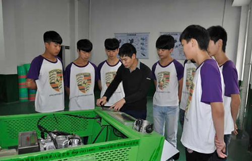 重慶工業(yè)管理職業(yè)學校老師講解示范