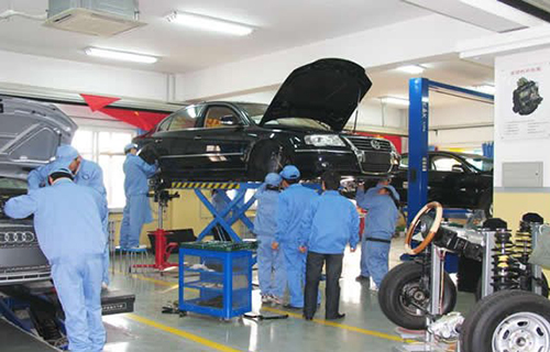 重慶工業(yè)管理職業(yè)學校汽修車間實訓(xùn)