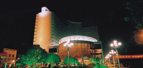 四川音樂(lè)學(xué)院附屬中等藝術(shù)學(xué)校琴房大樓夜景