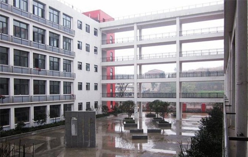 四川省安岳第一職業(yè)技術(shù)學校(安岳職業(yè)技術(shù)教育中心)教學大樓中央