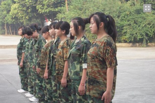 成都金海洋創(chuàng)意產(chǎn)業(yè)職業(yè)技術(shù)學(xué)校隊列訓(xùn)練