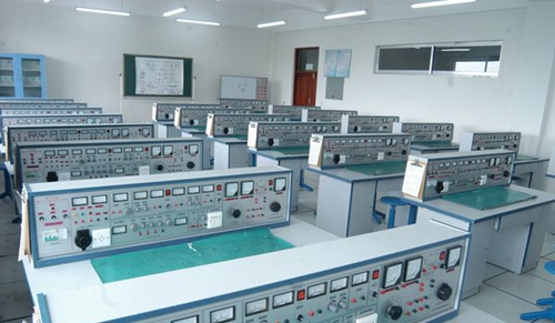 簡陽市機電工程學校電工電子與拖動實訓室
