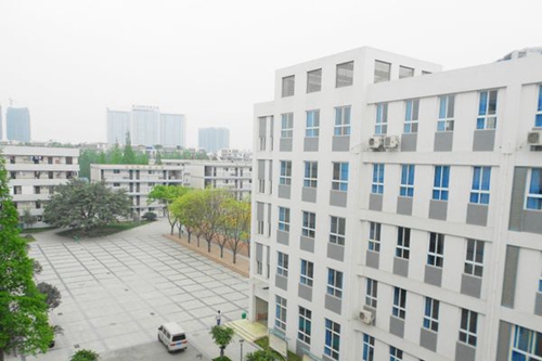 成都市洞子口職業(yè)高級(jí)中學(xué)校校園一景
