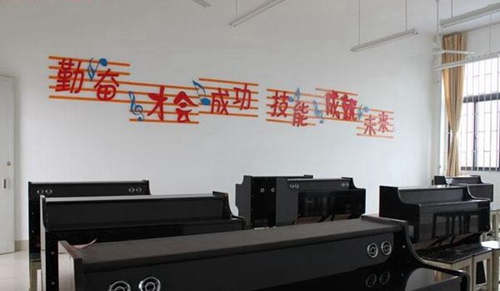 成都石化工業(yè)學(xué)校鋼琴