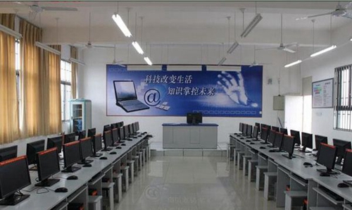 成都石化工業(yè)學(xué)校計(jì)算機(jī)教室