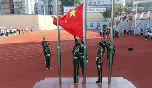 攀枝花市經(jīng)貿(mào)旅游學(xué)校莊嚴升旗