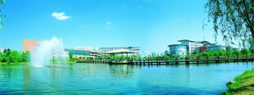 成都市現(xiàn)代職業(yè)技術(shù)學(xué)校校園湖泊