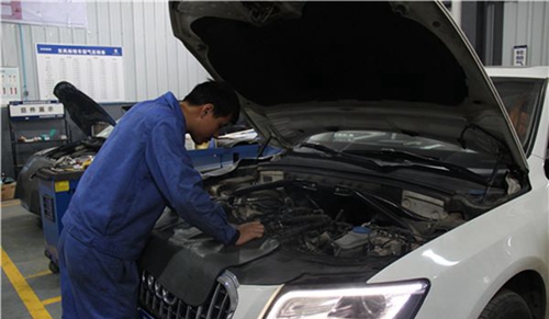 四川礦產(chǎn)機(jī)電技師學(xué)院汽車維修實(shí)訓(xùn)3