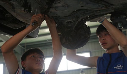 四川礦產(chǎn)機(jī)電技師學(xué)院汽車維修實(shí)訓(xùn)
