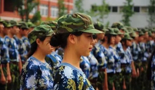 成都市機(jī)械高級(jí)技工學(xué)校新生軍訓(xùn)