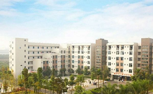 四川核工業(yè)技師學院成都溫江校區(qū)秋日校園