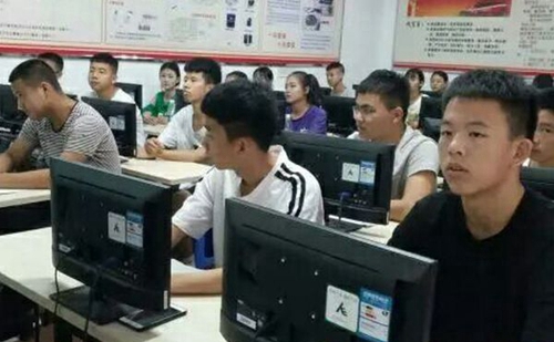 四川核工業(yè)技師學院成都溫江校區(qū)學生上機