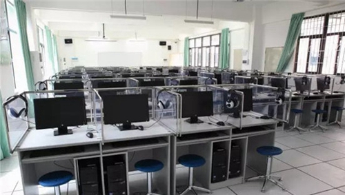 都勻市工商管理學(xué)校微機(jī)室