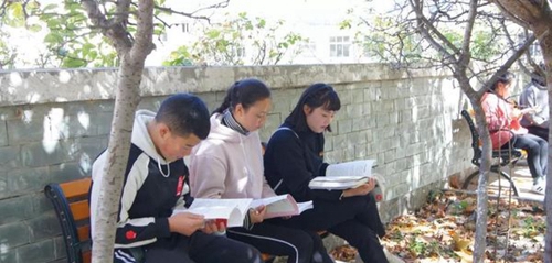 四川省威州民族師范學(xué)校校園長(zhǎng)椅