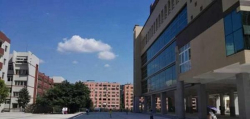 四川省巴中市職業(yè)中學(xué)校園內(nèi)操場(chǎng)