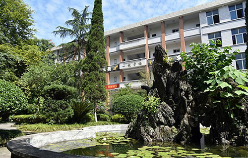 重慶紅春藤技工學校校園小花園