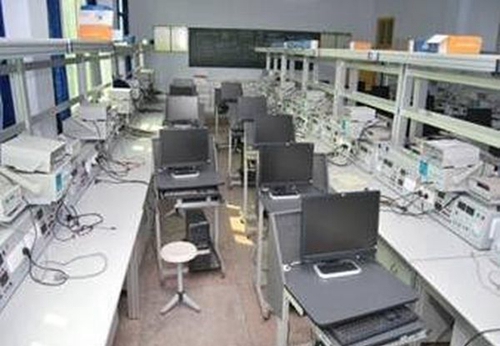 四川省宣漢職業(yè)中專學校電子工藝實訓室