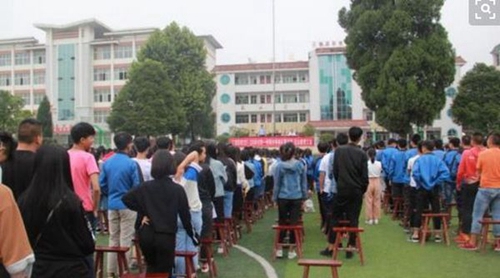 三穗縣中等職業(yè)學(xué)校開(kāi)大會(huì)