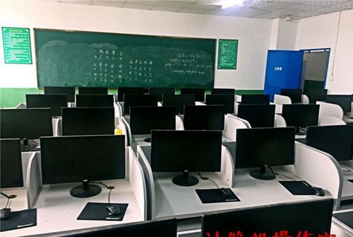 達(dá)州鳳凰職業(yè)技術(shù)學(xué)校計(jì)算機(jī)操作室