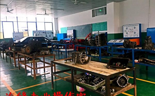達(dá)州鳳凰職業(yè)技術(shù)學(xué)校汽修操作室2