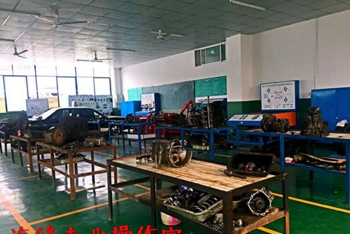 達(dá)州鳳凰職業(yè)技術(shù)學(xué)校汽修專業(yè)操作室