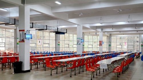 石阡縣中等職業(yè)學校食堂整齊的餐桌