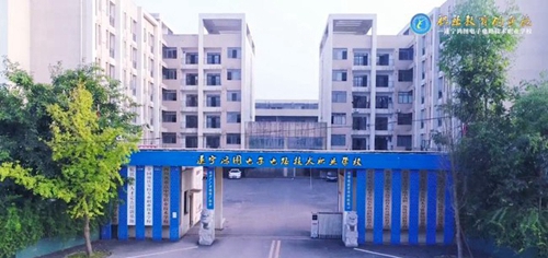 遂寧鴻圖電子電路技術(shù)職業(yè)學(xué)校校門(mén)