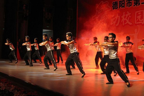 德陽黃許職業(yè)中專學校舞動校園