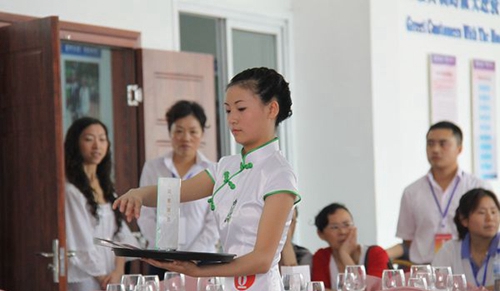 德陽黃許職業(yè)中專學校中餐宴會擺臺比賽2