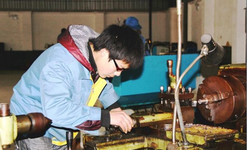 德陽黃許職業(yè)中專學校學生動手訓練