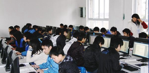 德陽黃許職業(yè)中專學校學生上機
