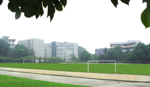 內(nèi)江鐵路機械學(xué)校（內(nèi)江鐵技校）內(nèi)江校區(qū)操場一隅