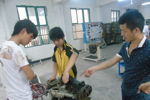 威遠縣職業(yè)技術(shù)學(xué)校(威遠職中)發(fā)動機維修實訓(xùn)