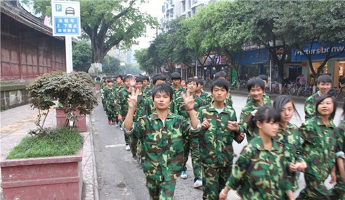 岳池縣職業(yè)技術(shù)學校軍訓(xùn)生活