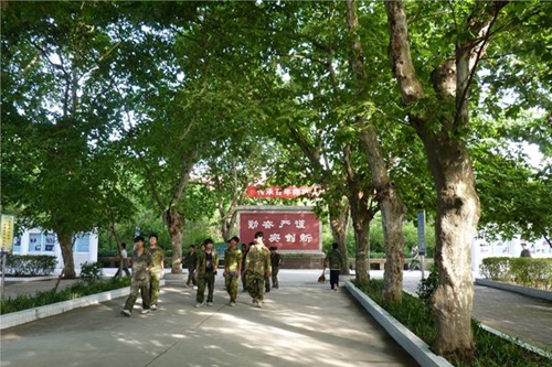岳池縣職業(yè)技術(shù)學校林蔭道