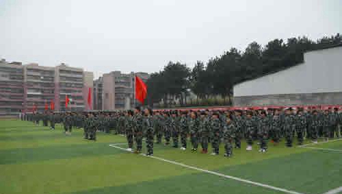 貴州省經(jīng)濟學校軍訓1