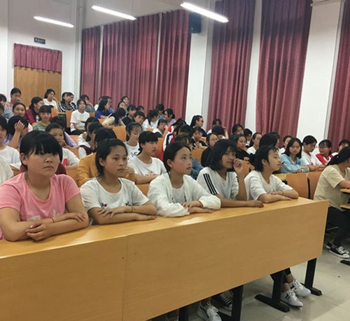 四川省青川縣職業(yè)高級(jí)中學(xué)女生青春期知識(shí)講座